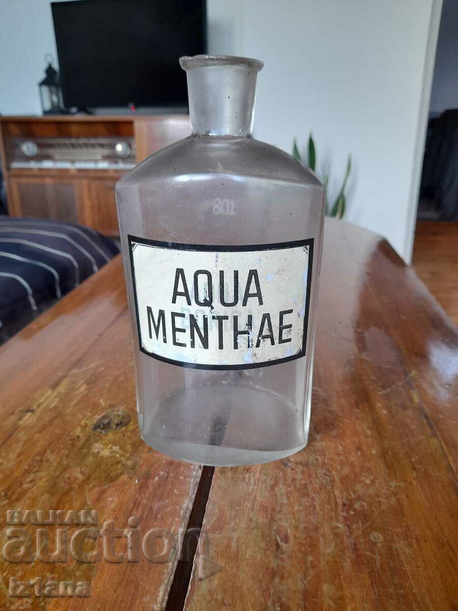 O sticlă veche de Aqua Menthae