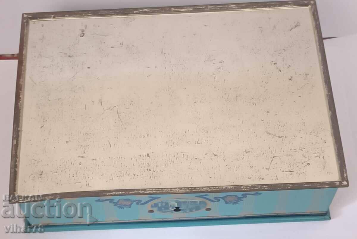 old metal box - 6 old metal box - 6