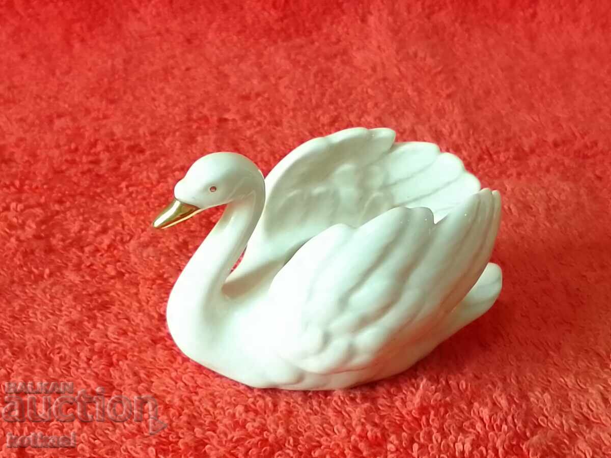 Delivery of Old Goebel Germany porcelain figure of a Swan Delivery of Old Goebel Germany porcelain figure of a Swan