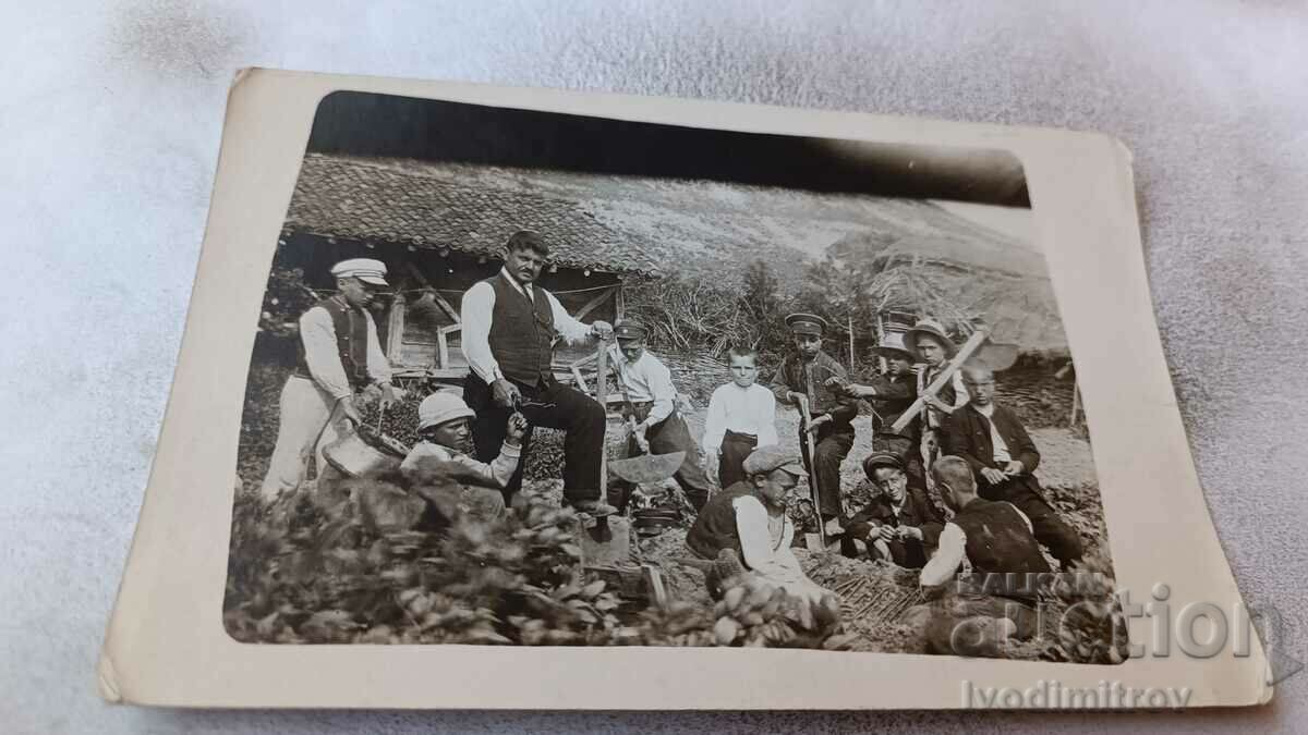 Снимка Торлакъ Мъж и момчета с мотики и лопати 1928