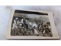 Fotografie Torlak Bărbat și băieți cu sape și lopeți 1928
