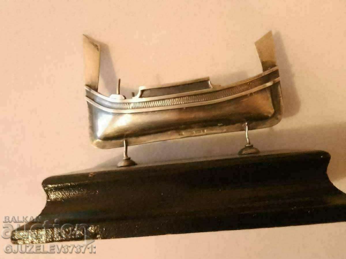 Auction English ship on a wooden stoic made of sterling silver, 925 Auction English ship on a wooden stoic made of sterling silver, 925