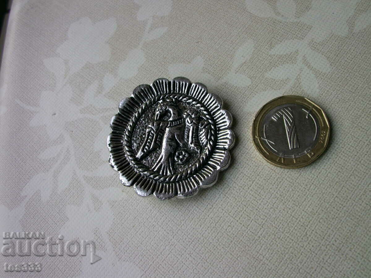 Broșă-insignă cu preț € 0.61 | 1.19 BGN Broșă-insignă cu preț € 0.61 | 1.19 BGN