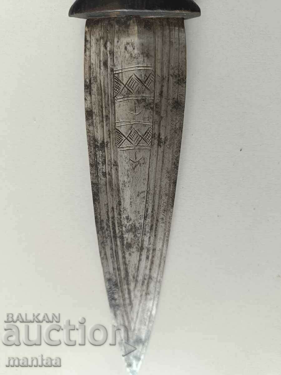 Delivery of Old African 100 year old dagger 27 cm Delivery of Old African 100 year old dagger 27 cm