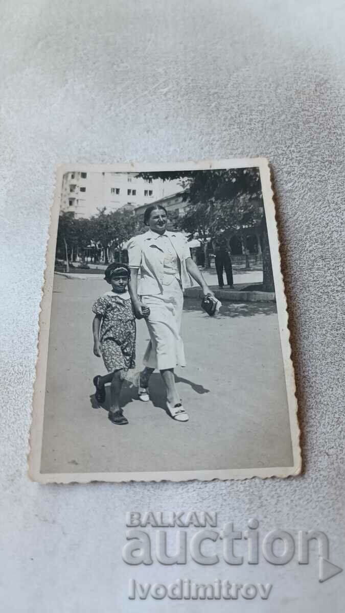 Photo Sofia Woman and girl on a walk