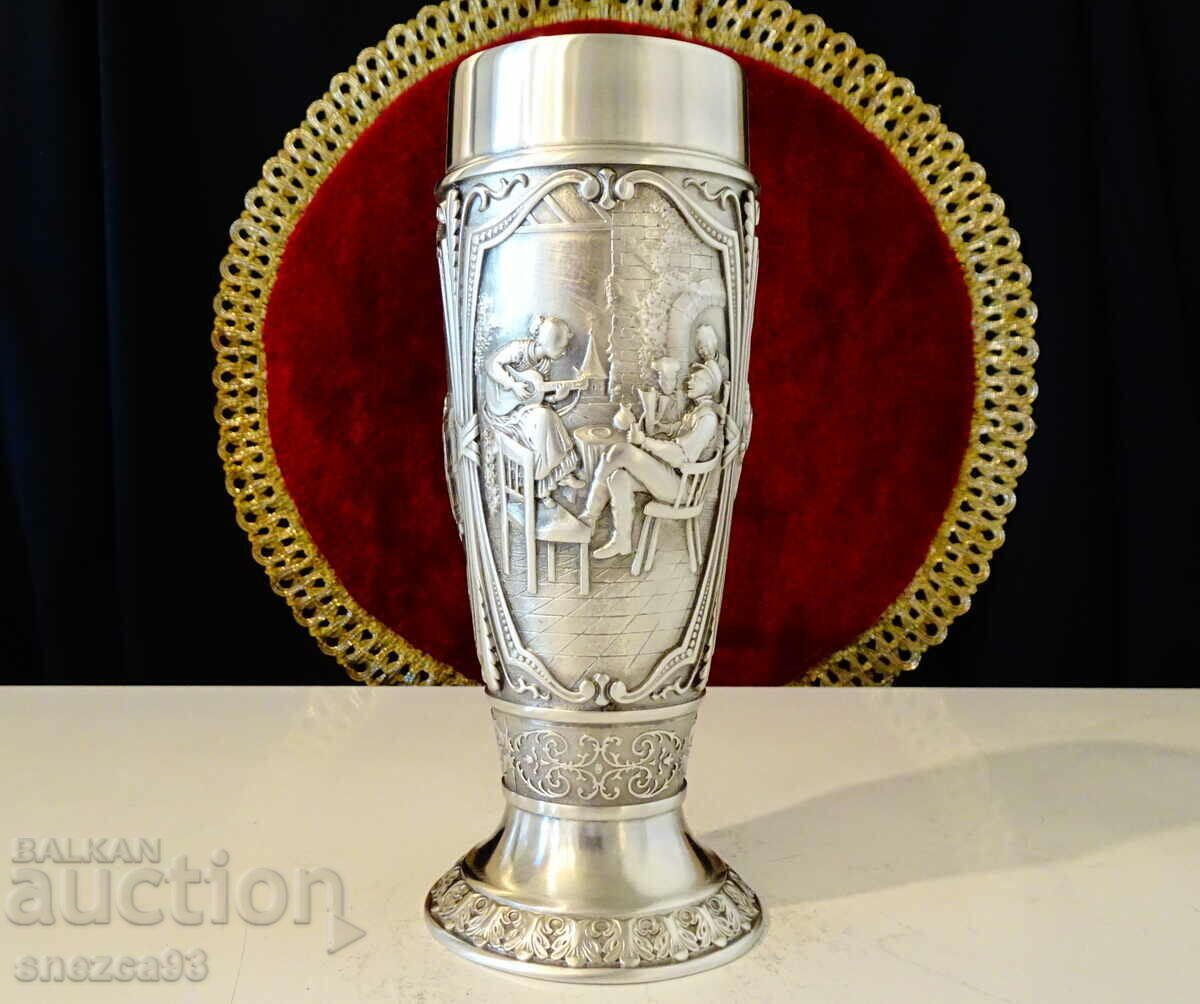 Delivery of A gorgeous pewter goblet in honor of wine. Delivery of A gorgeous pewter goblet in honor of wine.