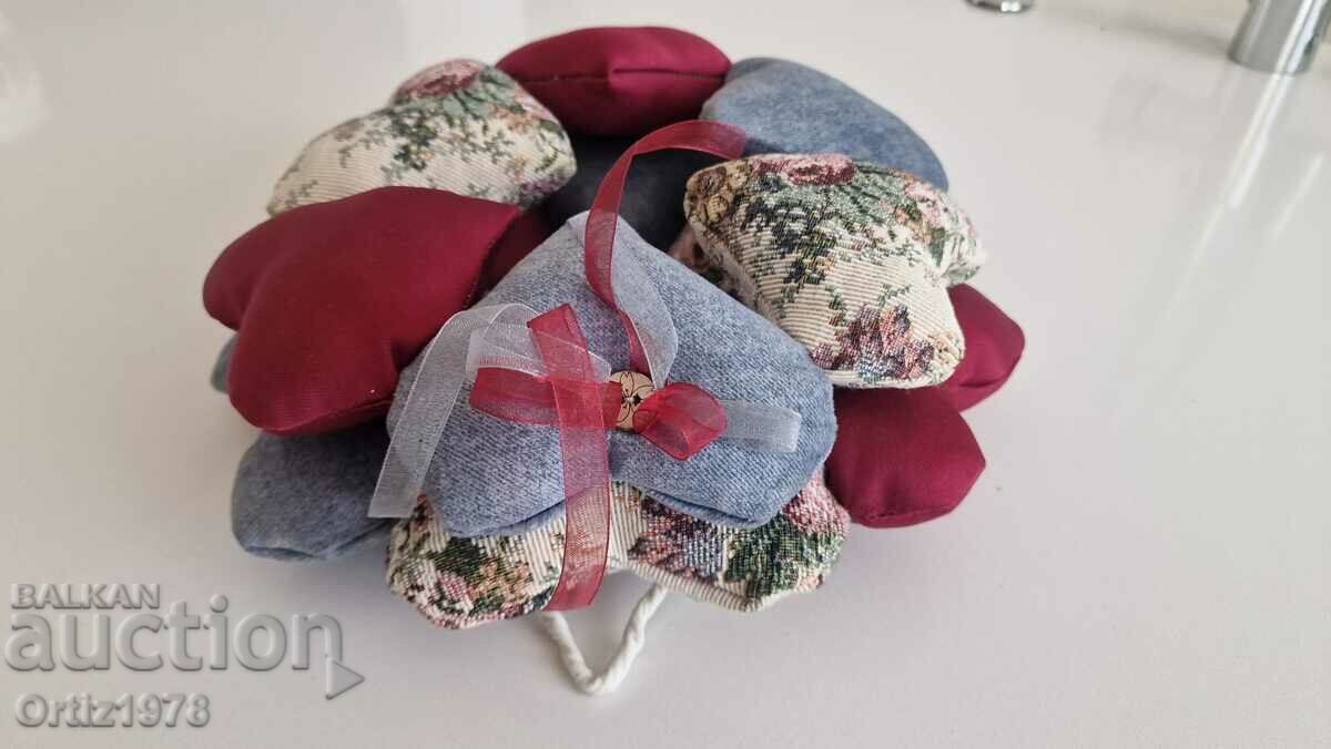 Στεφάνι όγκου, 12 τεμ. καρδιές, χειροποίητες. με τιμή 40.00 BGN | € 20.45