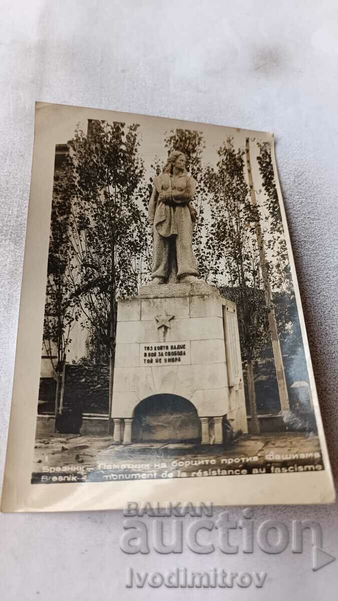 PK Breznik Το μνημείο των αγωνιστών κατά του φασισμού