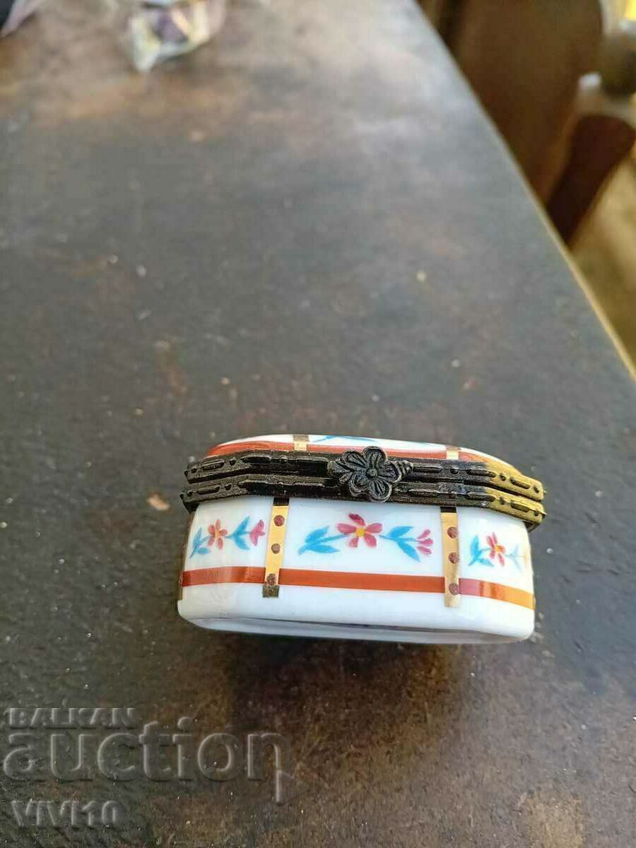 Ένα υπέροχο πορσελάνινο κουτί με τιμή € 15.00 | 29.34 BGN