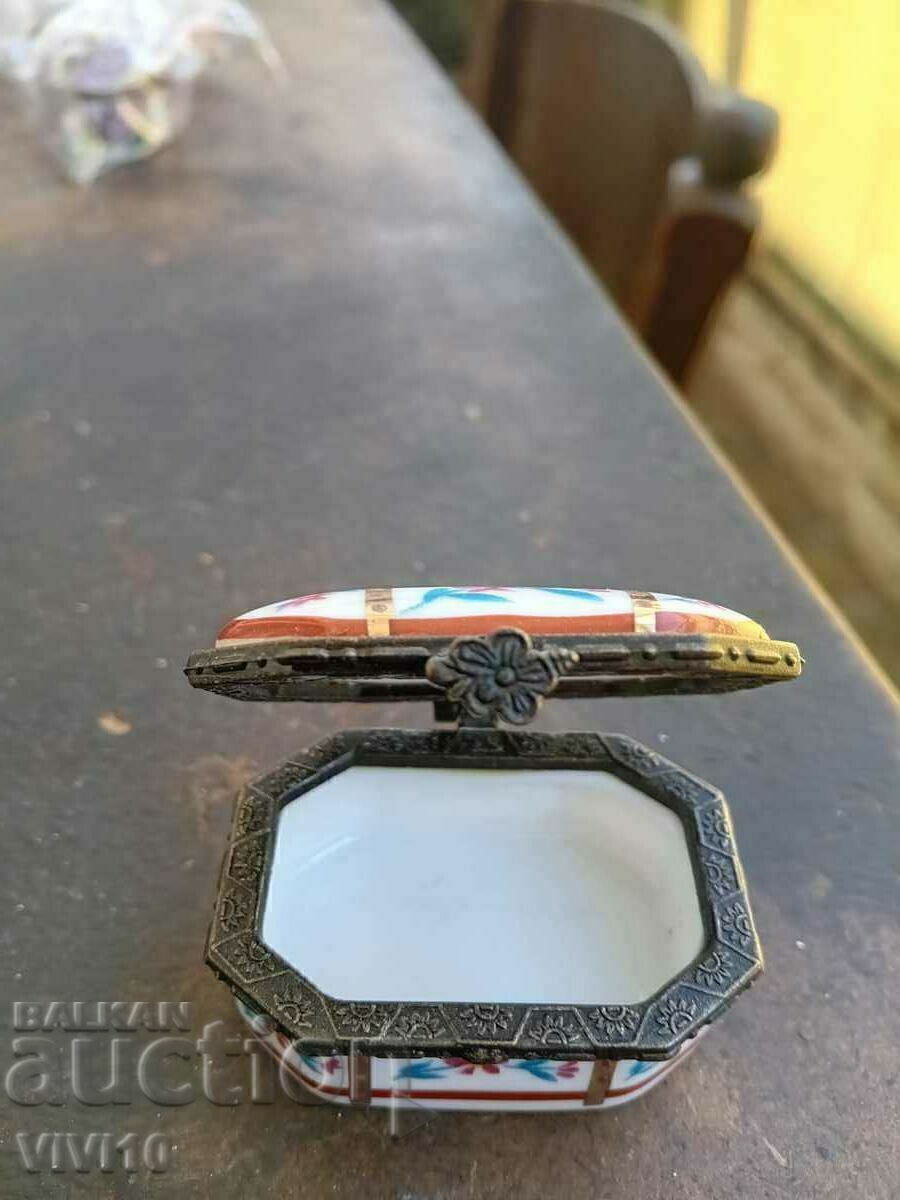 Livrarea O cutie superba din portelan