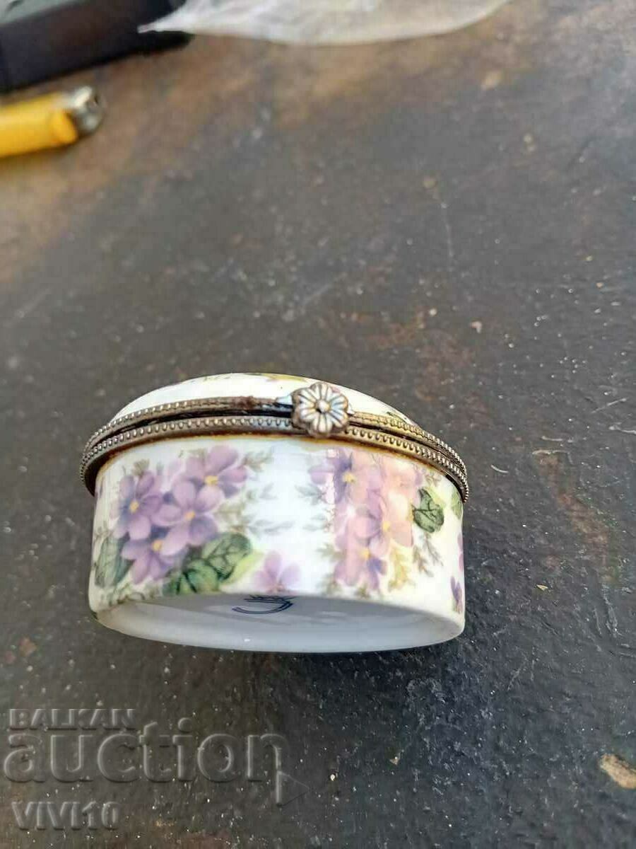 A gorgeous porcelain box with price 30.00 BGN | € 15.34 A gorgeous porcelain box with price 30.00 BGN | € 15.34
