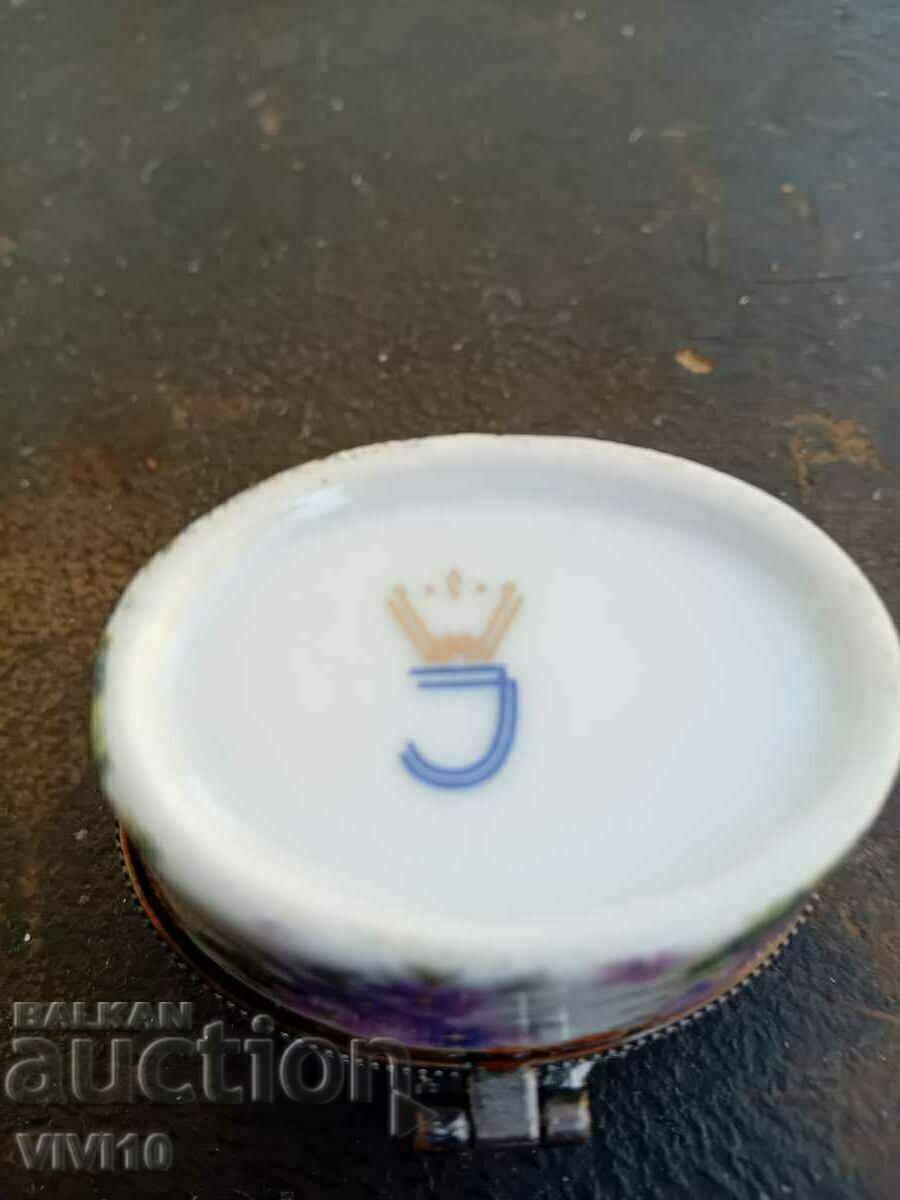 Auction A gorgeous porcelain box Auction A gorgeous porcelain box