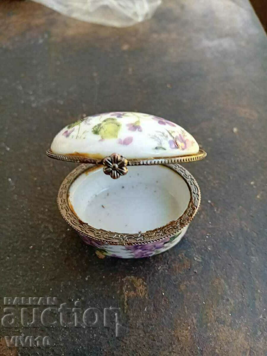 Delivery of A gorgeous porcelain box Delivery of A gorgeous porcelain box