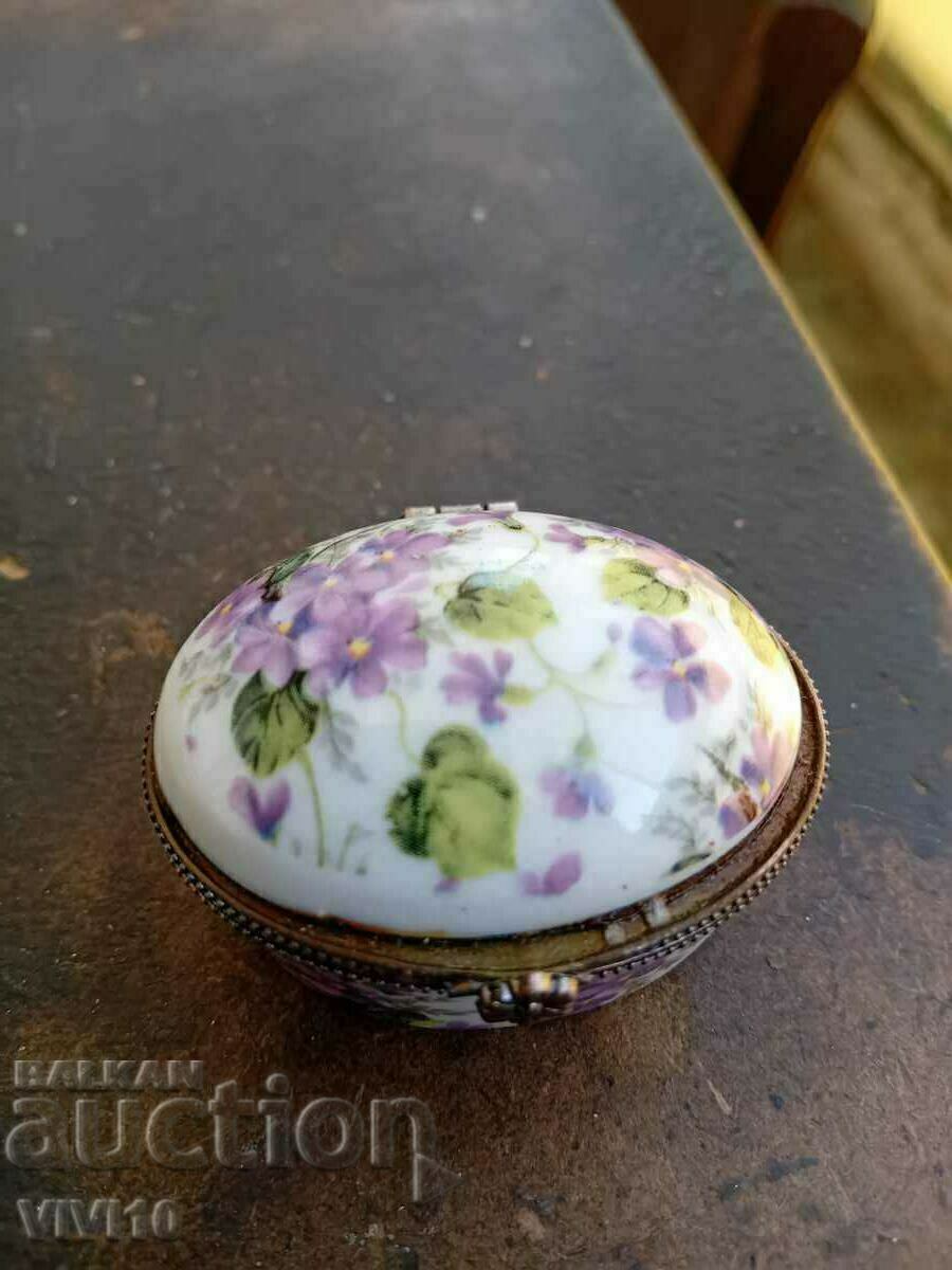 A gorgeous porcelain box A gorgeous porcelain box