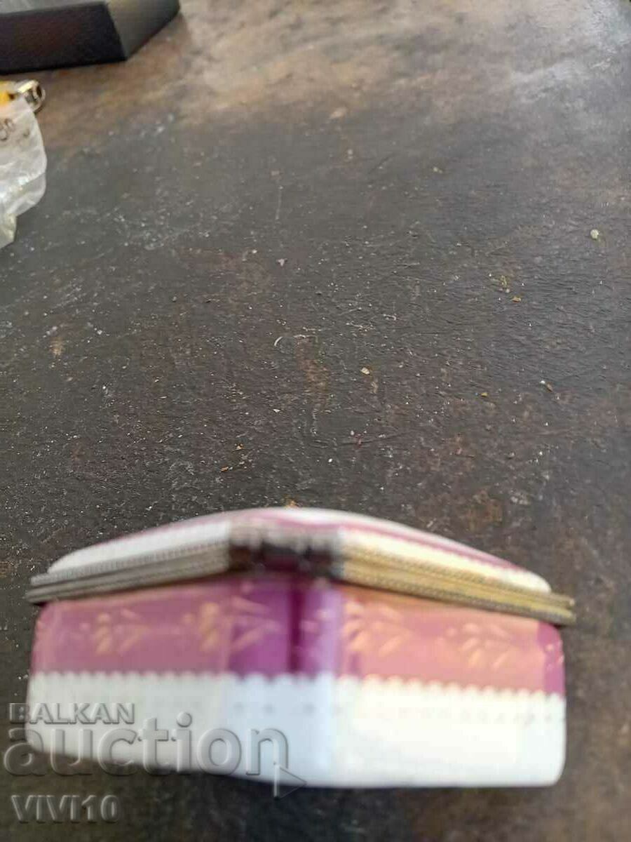 O cutie superba din portelan cu preț € 15.00 | 29.34 BGN