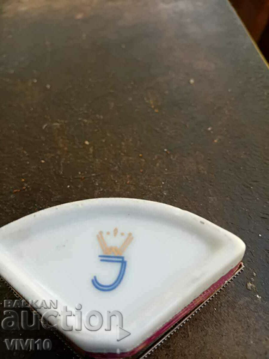 Licitație O cutie superba din portelan