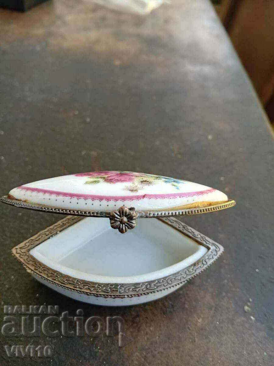 Delivery of A gorgeous porcelain box Delivery of A gorgeous porcelain box