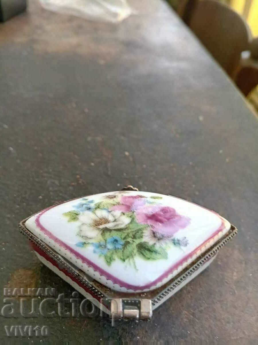 A gorgeous porcelain box A gorgeous porcelain box