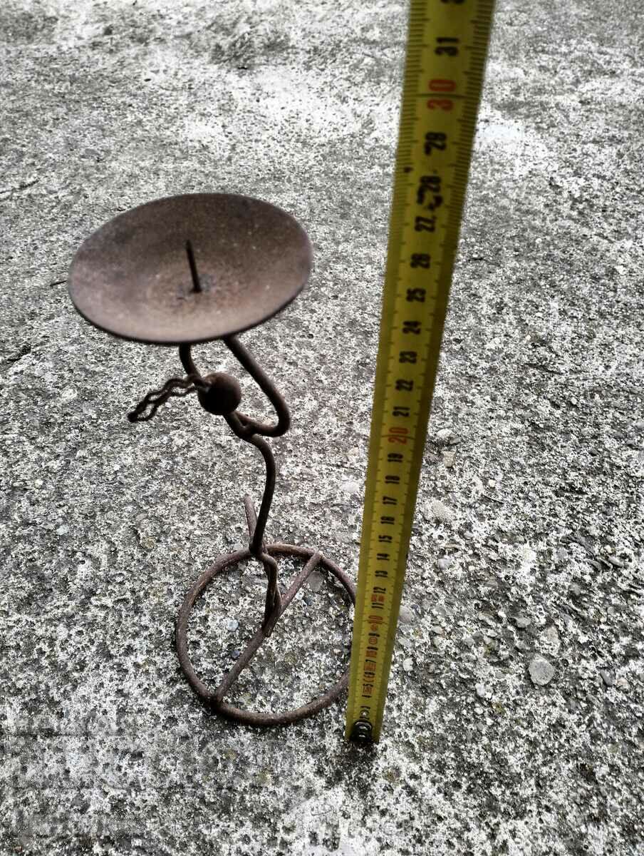 Sfeșnic de fier cu preț 9.99 BGN | € 5.11 Sfeșnic de fier cu preț 9.99 BGN | € 5.11