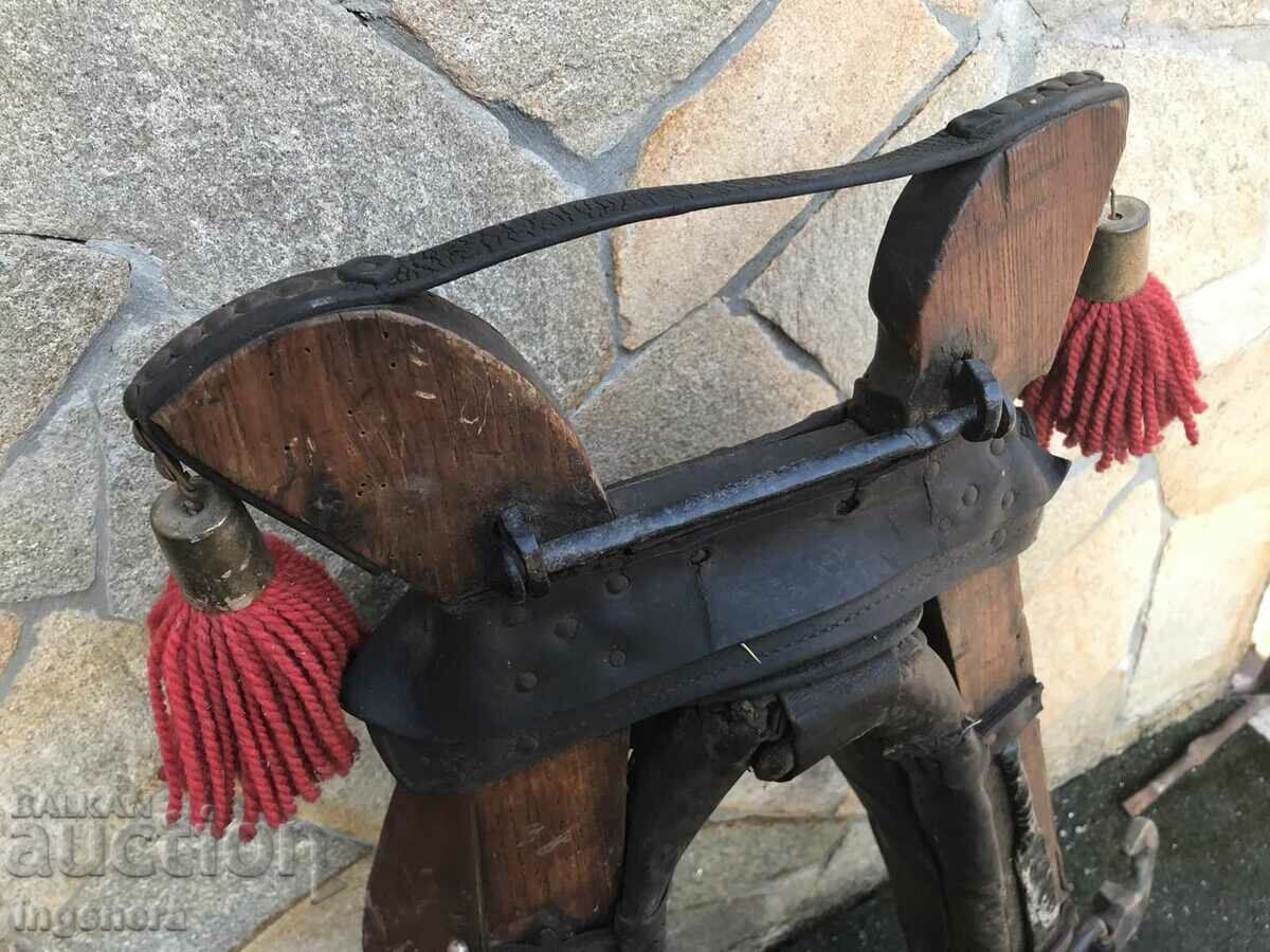 Delivery of HARNESS HORSE LEATHER WOOD METAL HARNESS