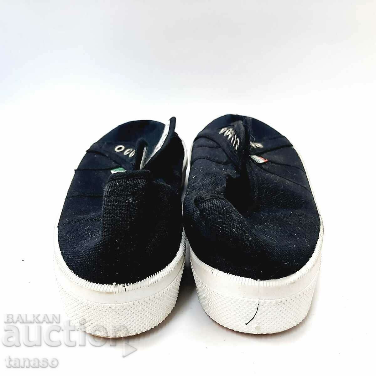Auction Italian sports shoes, size 40, new (17.5) Auction Italian sports shoes, size 40, new (17.5)