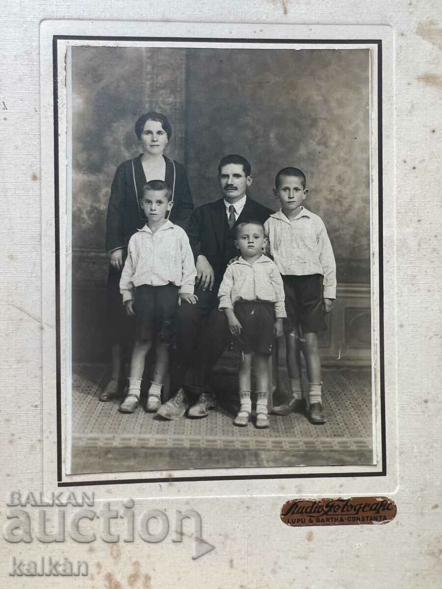 Παλιά ρουμανική οικογενειακή φωτογραφία σε ξύλινο πλαίσιο
