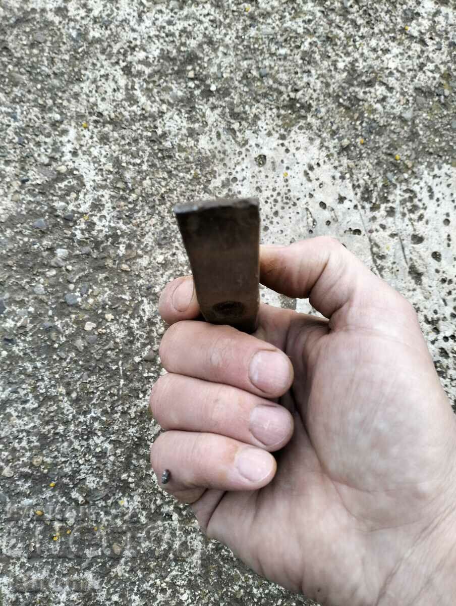 Delivery of An old hammer