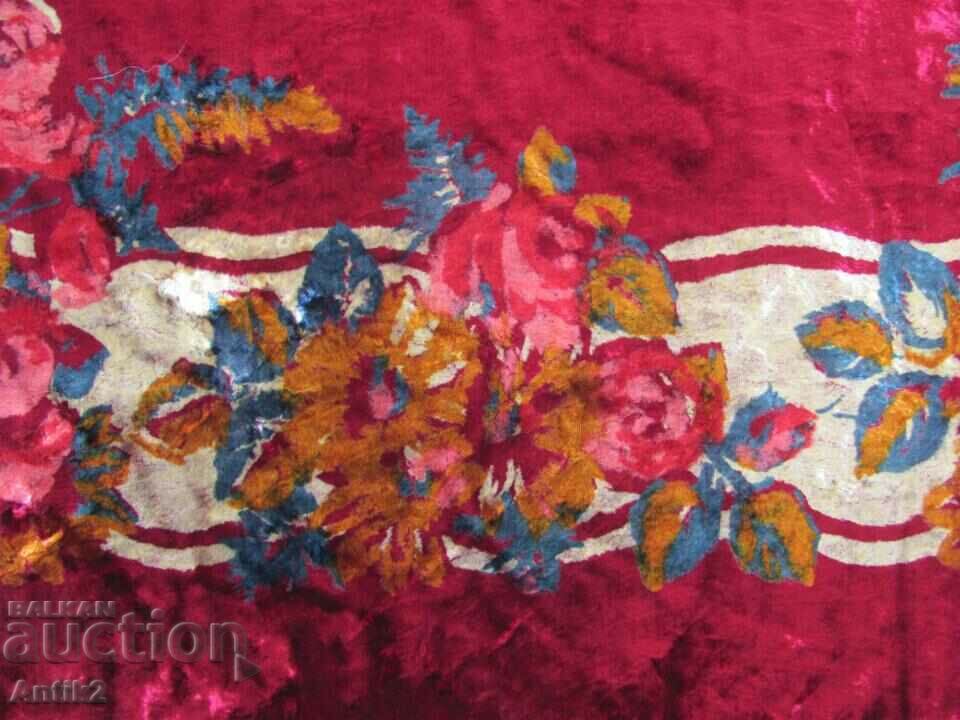 Auction Vintich Large Plush Table Cover 1.70x1.30cm. Auction Vintich Large Plush Table Cover 1.70x1.30cm.