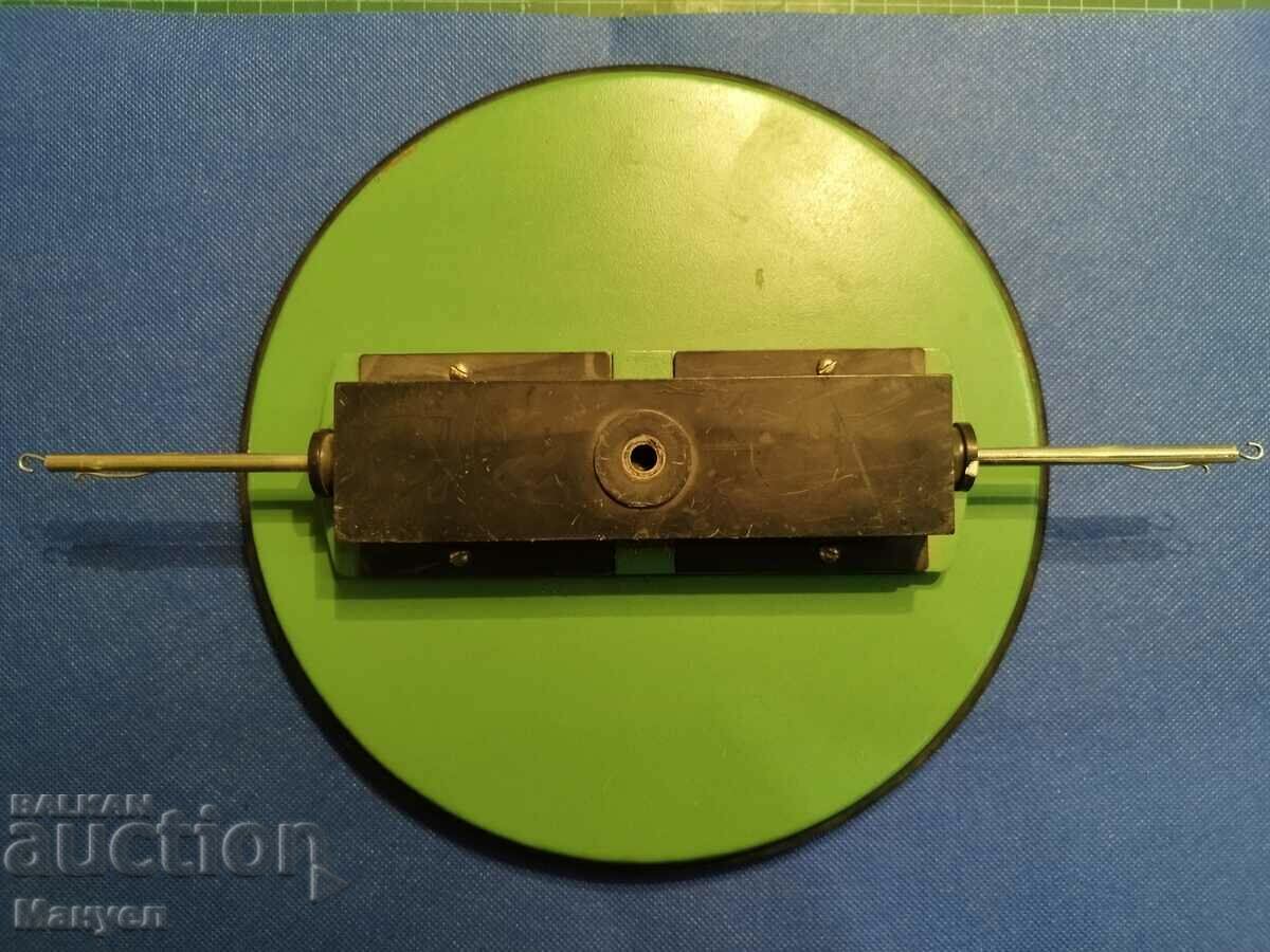 Auction Old device - dynamometer. Auction Old device - dynamometer.