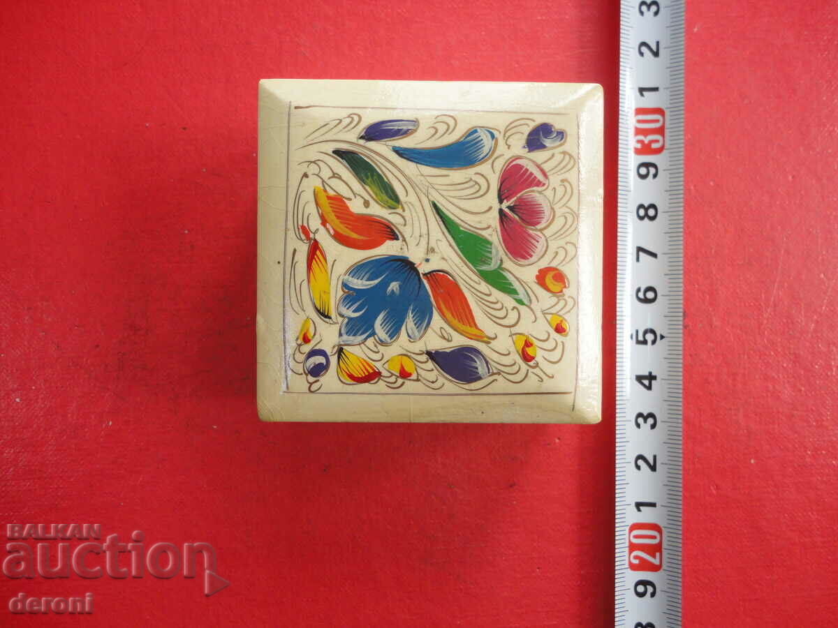 Ένα υπέροχο ξύλινο κουτί με τιμή 5.00 BGN | € 2.56 Ένα υπέροχο ξύλινο κουτί με τιμή 5.00 BGN | € 2.56