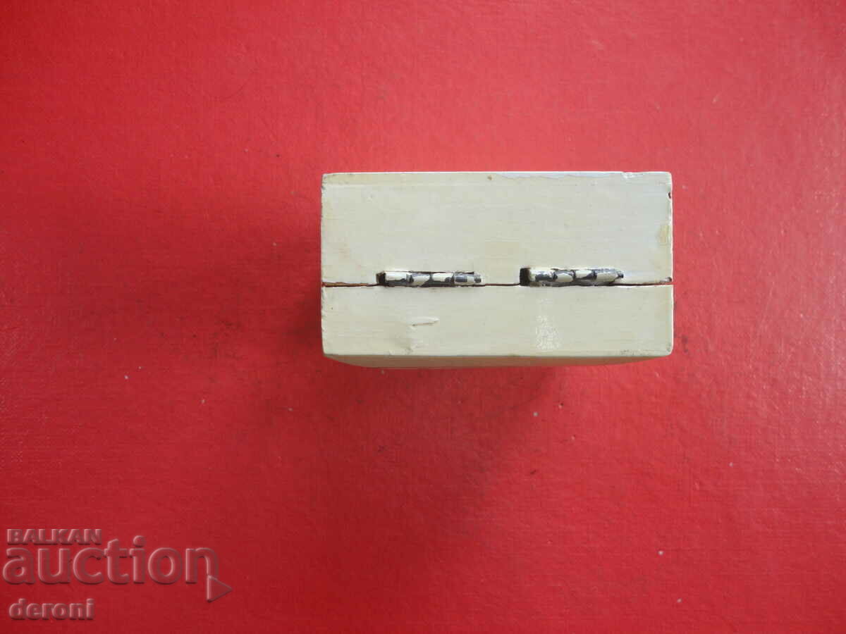 Δημοπρασία Ένα υπέροχο ξύλινο κουτί Δημοπρασία Ένα υπέροχο ξύλινο κουτί