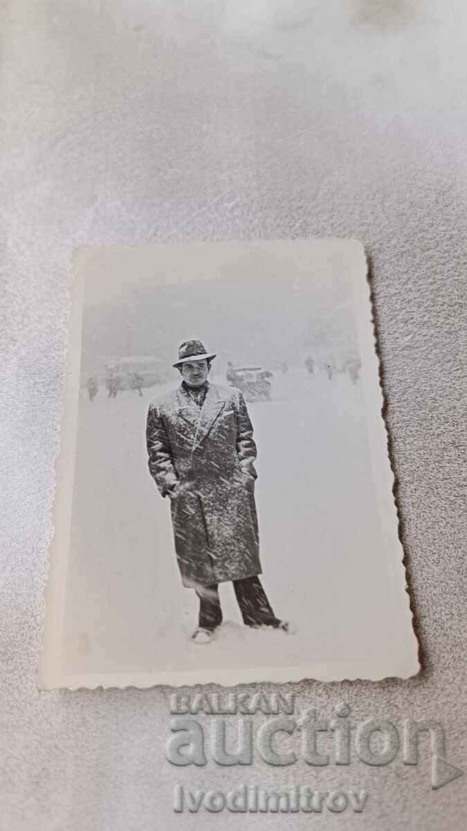 Снимка София Мъж на улицата през зимата