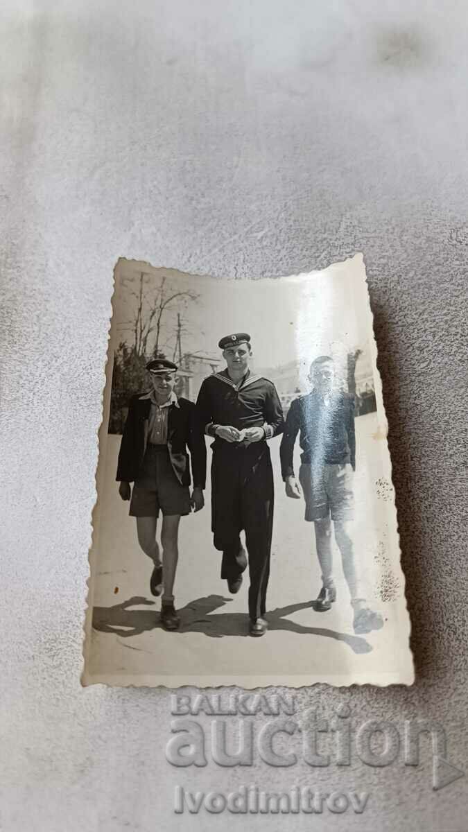 Φωτογραφία Βάρνα Ένας ναύτης και δύο αγόρια σε έναν περίπατο 1943