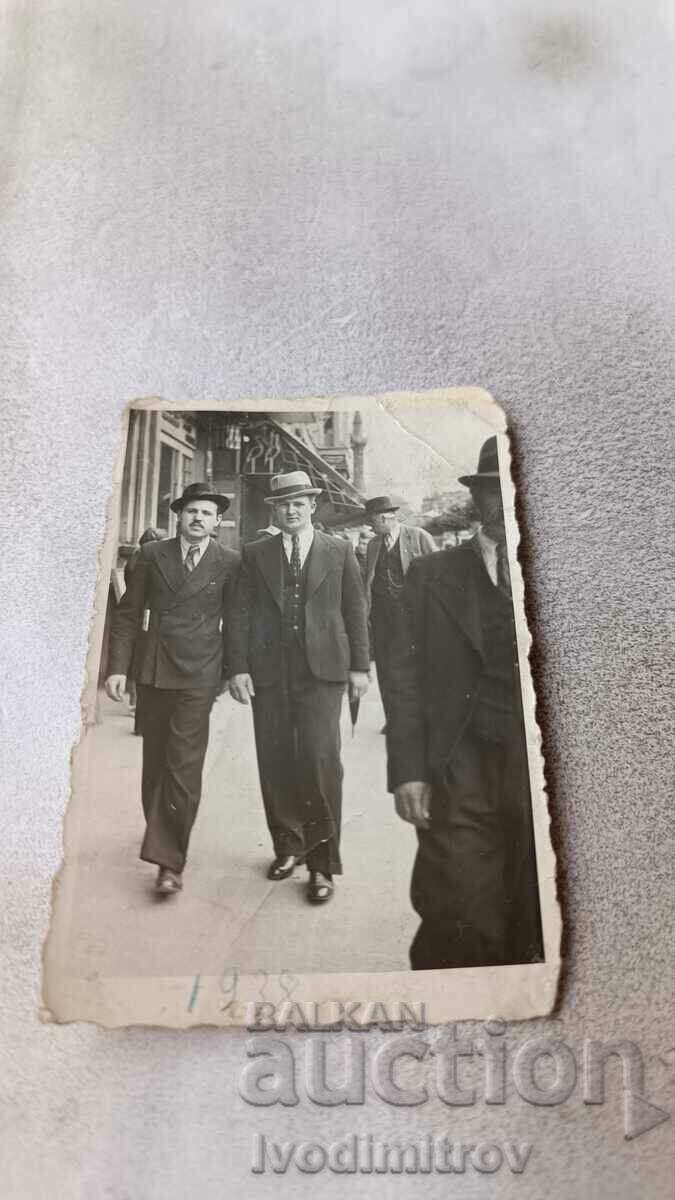 Снимка София Двама мъже на разходка по улица Пиротска 1938