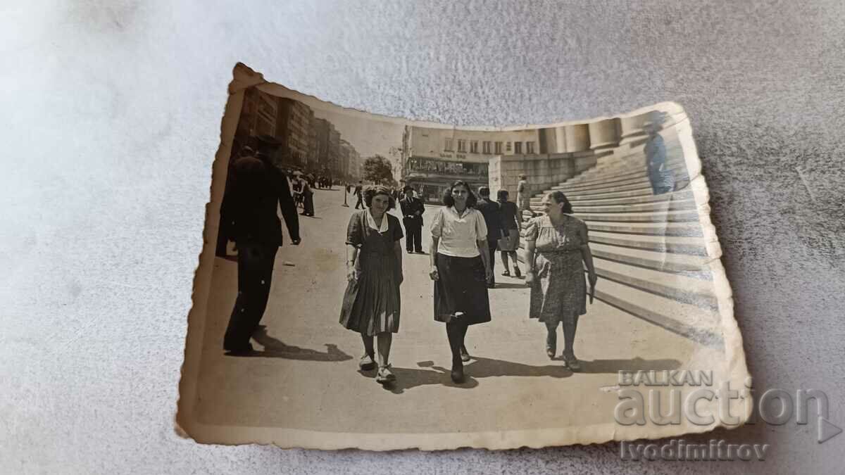 Снимка София Три жени пред Съдебната палата