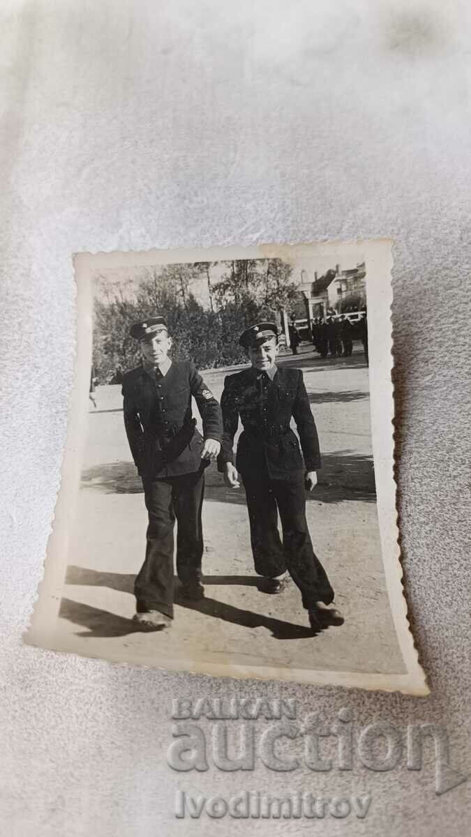 Снимка София Двама ученици на разходка 1943