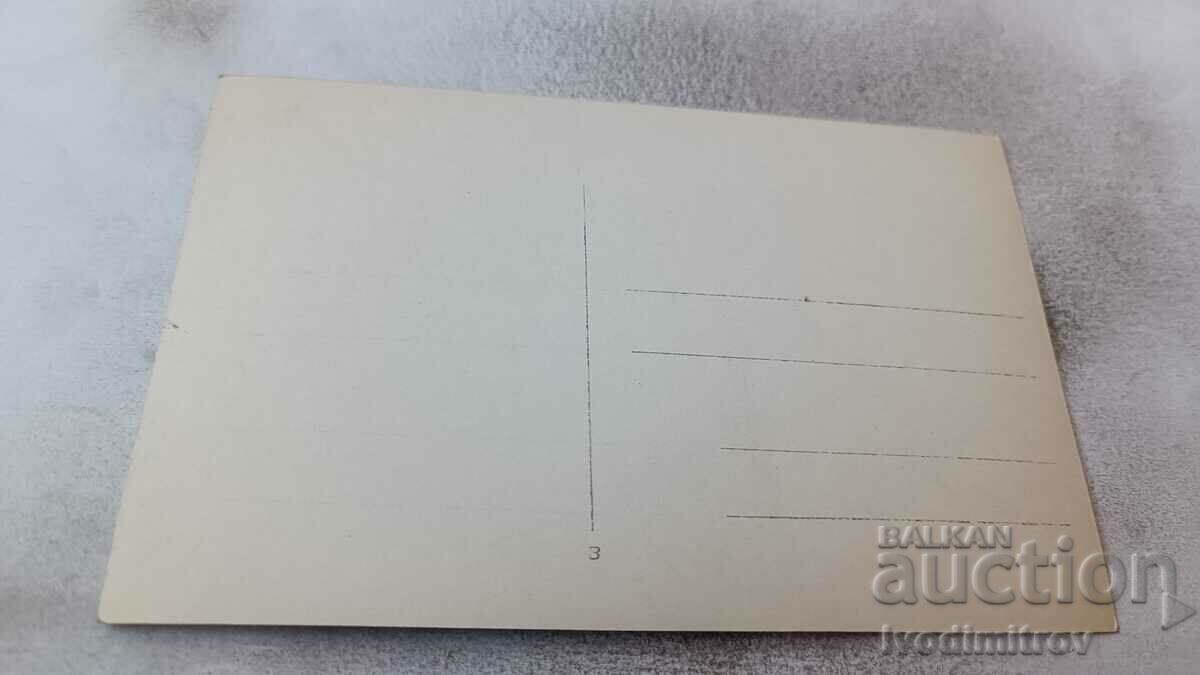 Φωτογραφία Άνδρες και γυναίκες πάνω από ένα παλιό σπίτι το χειμώνα με τιμή 2.85 BGN | € 1.46 Φωτογραφία Άνδρες και γυναίκες πάνω από ένα παλιό σπίτι το χειμώνα με τιμή 2.85 BGN | € 1.46