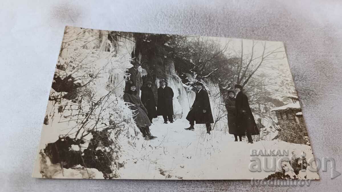 Φωτογραφία Άνδρες και γυναίκες πάνω από ένα παλιό σπίτι το χειμώνα