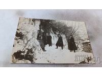 Снимка Мъже и жени над стара къща през зимата