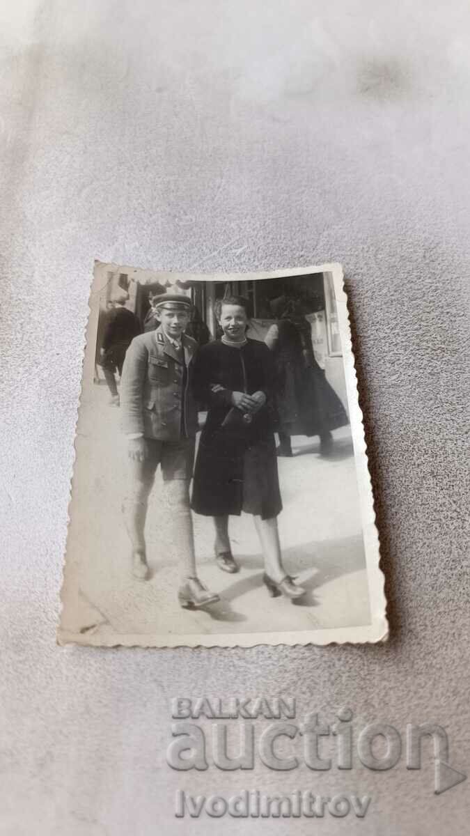 Снимка Пловдивъ Жена и младеж на разходка 1940