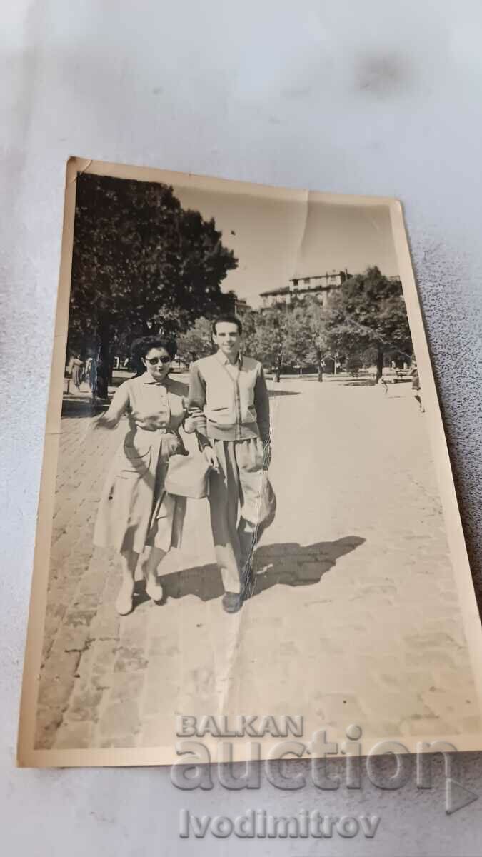 Φωτογραφία Σοφία Άνδρας και γυναίκα σε έναν περίπατο 1952