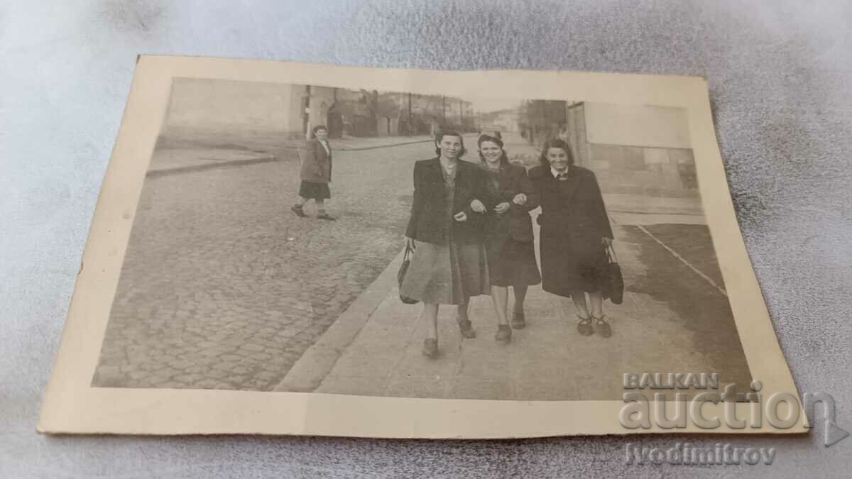 Photo Sofia Three young women on a walk