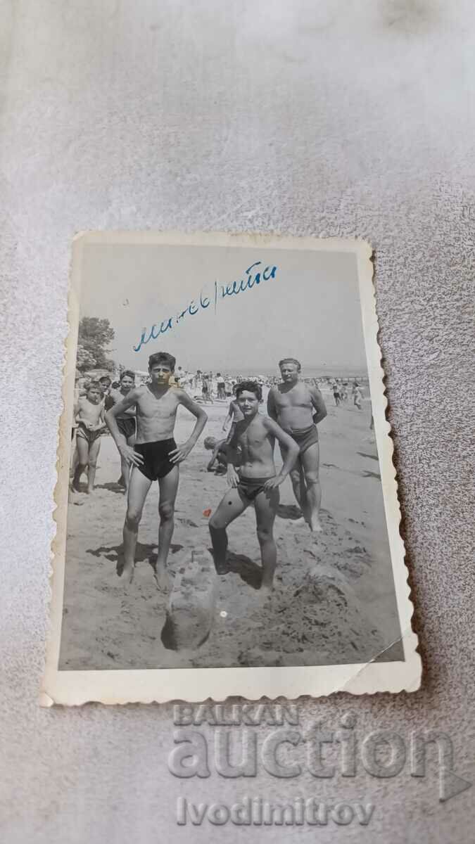 Снимка Трима мъже на плажа