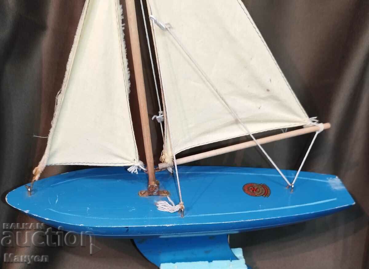 Старо моделче на яхта,платноходка. с цена 130.00 лв. | € 66.47 Старо моделче на яхта,платноходка. с цена 130.00 лв. | € 66.47