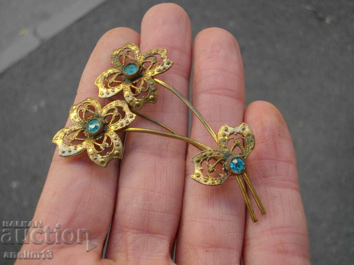 AN OLD GILT BROOCH with price 25.00 BGN | € 12.78 AN OLD GILT BROOCH with price 25.00 BGN | € 12.78