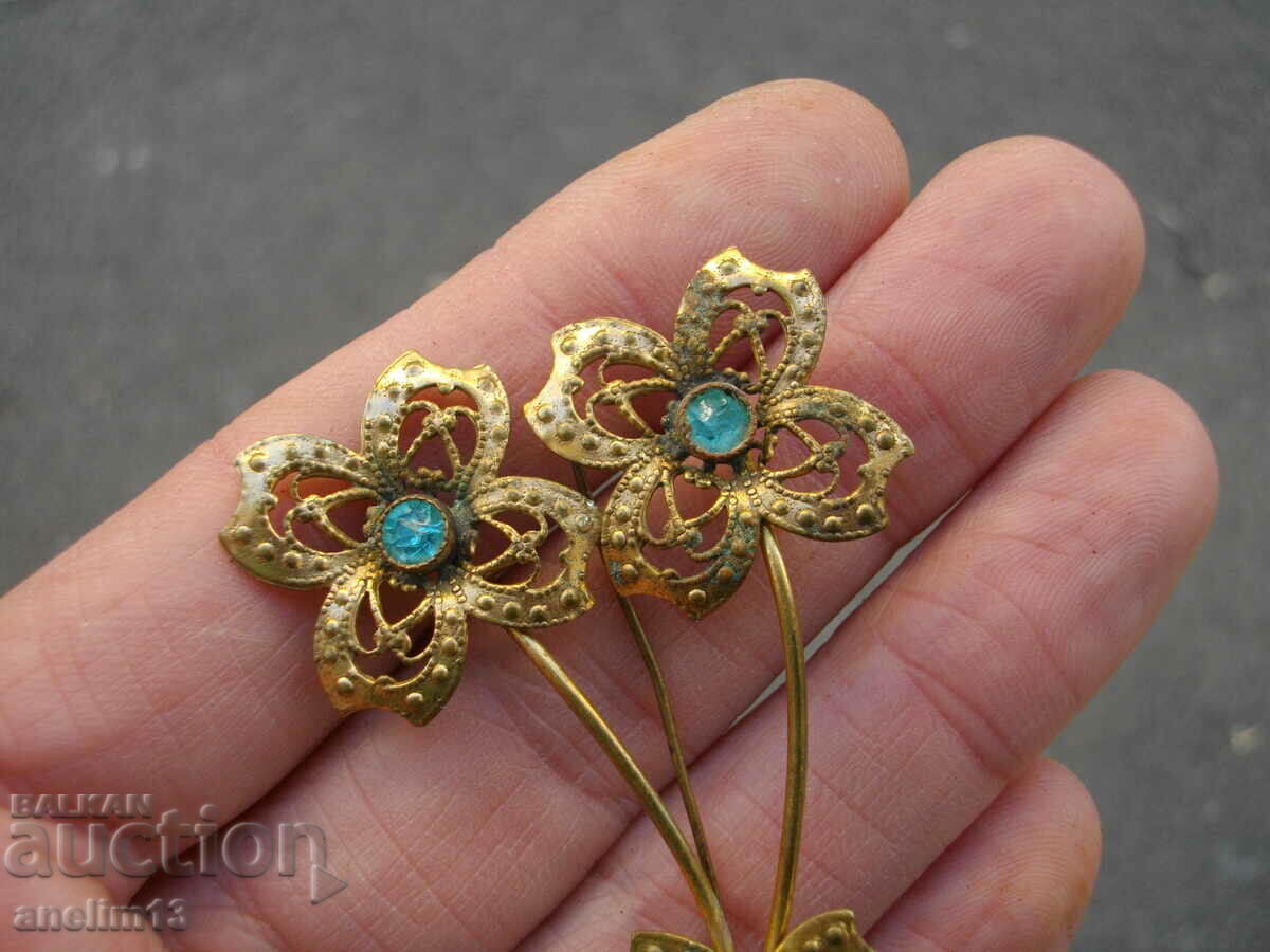 Auction AN OLD GILT BROOCH Auction AN OLD GILT BROOCH