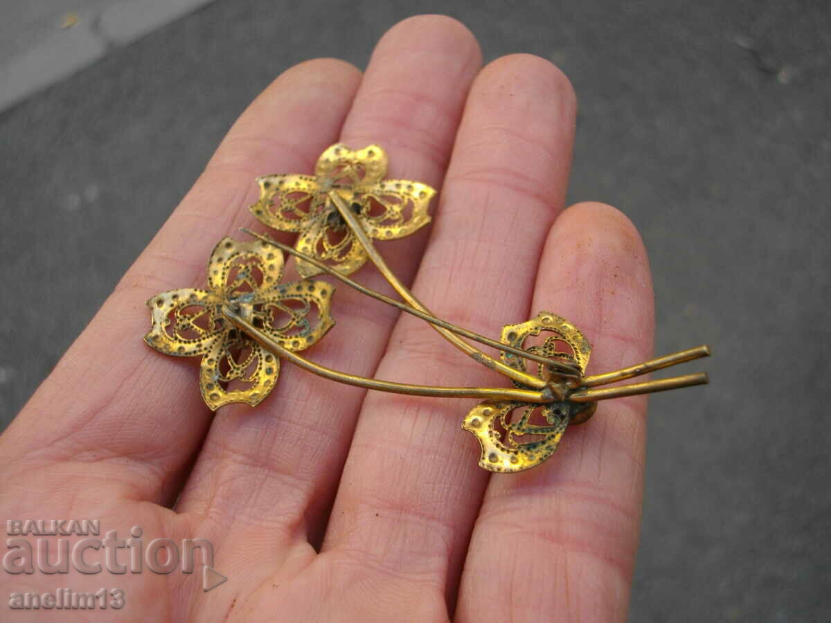 AN OLD GILT BROOCH - 5 AN OLD GILT BROOCH - 5