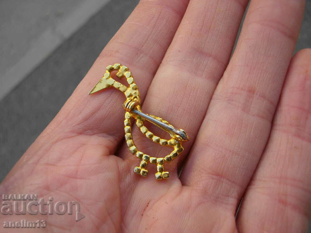 AN OLD GILT BROOCH - 5 AN OLD GILT BROOCH - 5