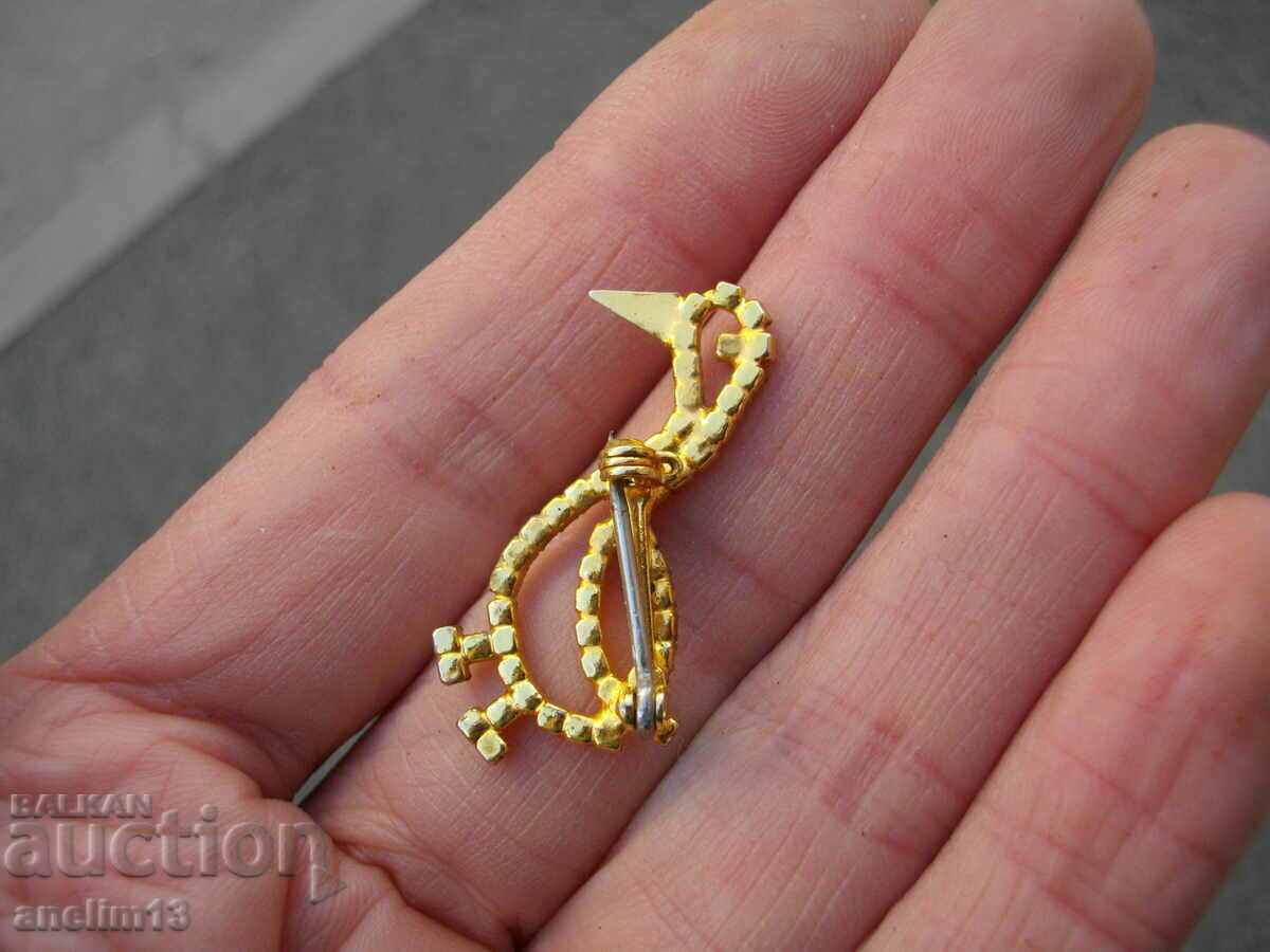 AN OLD GILT BROOCH - 6 AN OLD GILT BROOCH - 6