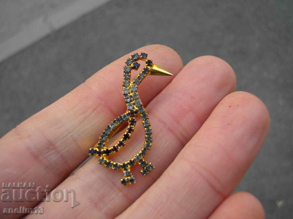 O broșă veche aurită